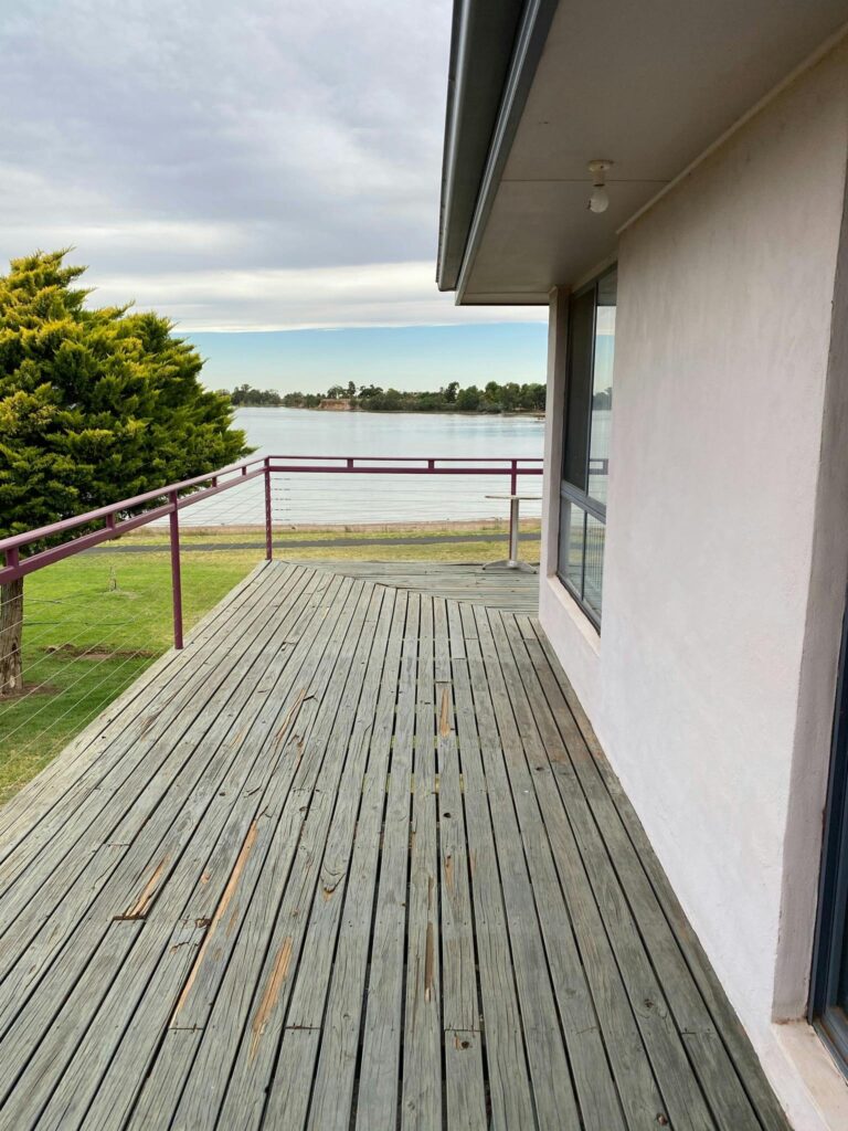 Side view of lake