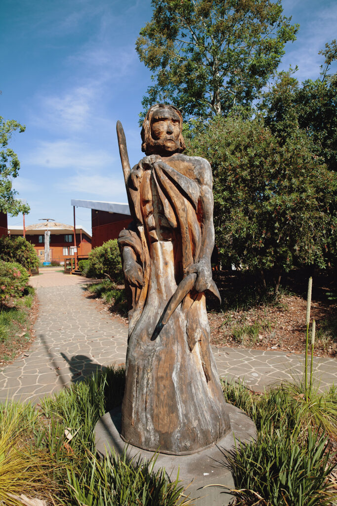 Statue Waridjuri Centre Condobolin